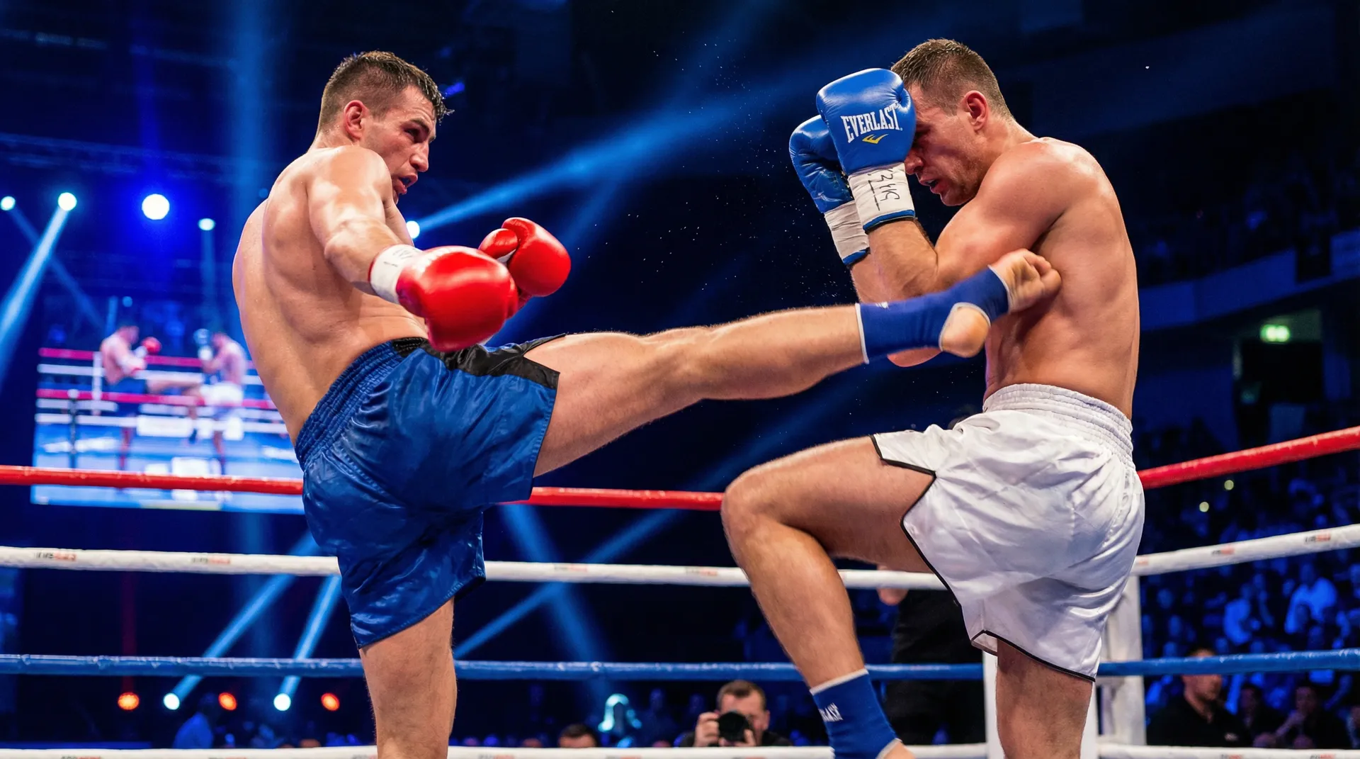 澳门新葡京娱乐 羽量级比赛高速踢击对攻